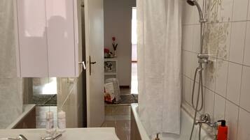 Asciugacapelli, bidet, asciugamani, sapone