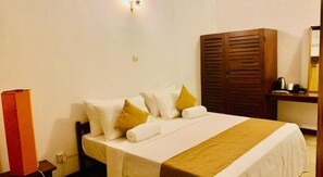 Classic Double Room, Balcony, Courtyard View | Desk, laptop workspace, iron/ironing board, free WiFi - Nikki's Lodge Mount Lavinia (Dehiwala-Mount Lavinia)