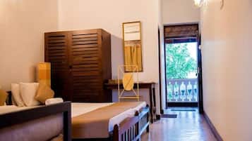 Habitación clásica doble, balcón, vistas al patio | Escritorio y espacio para trabajar con un portátil