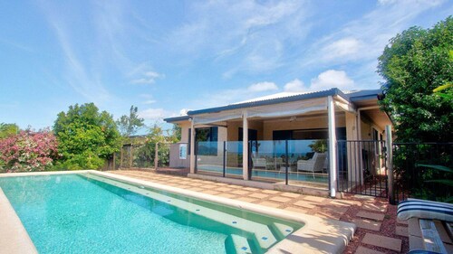 Le Reve Wake up to sunrises and tropical breezes