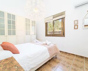 9 habitaciones, tabla de planchar con plancha, wifi y ropa de cama