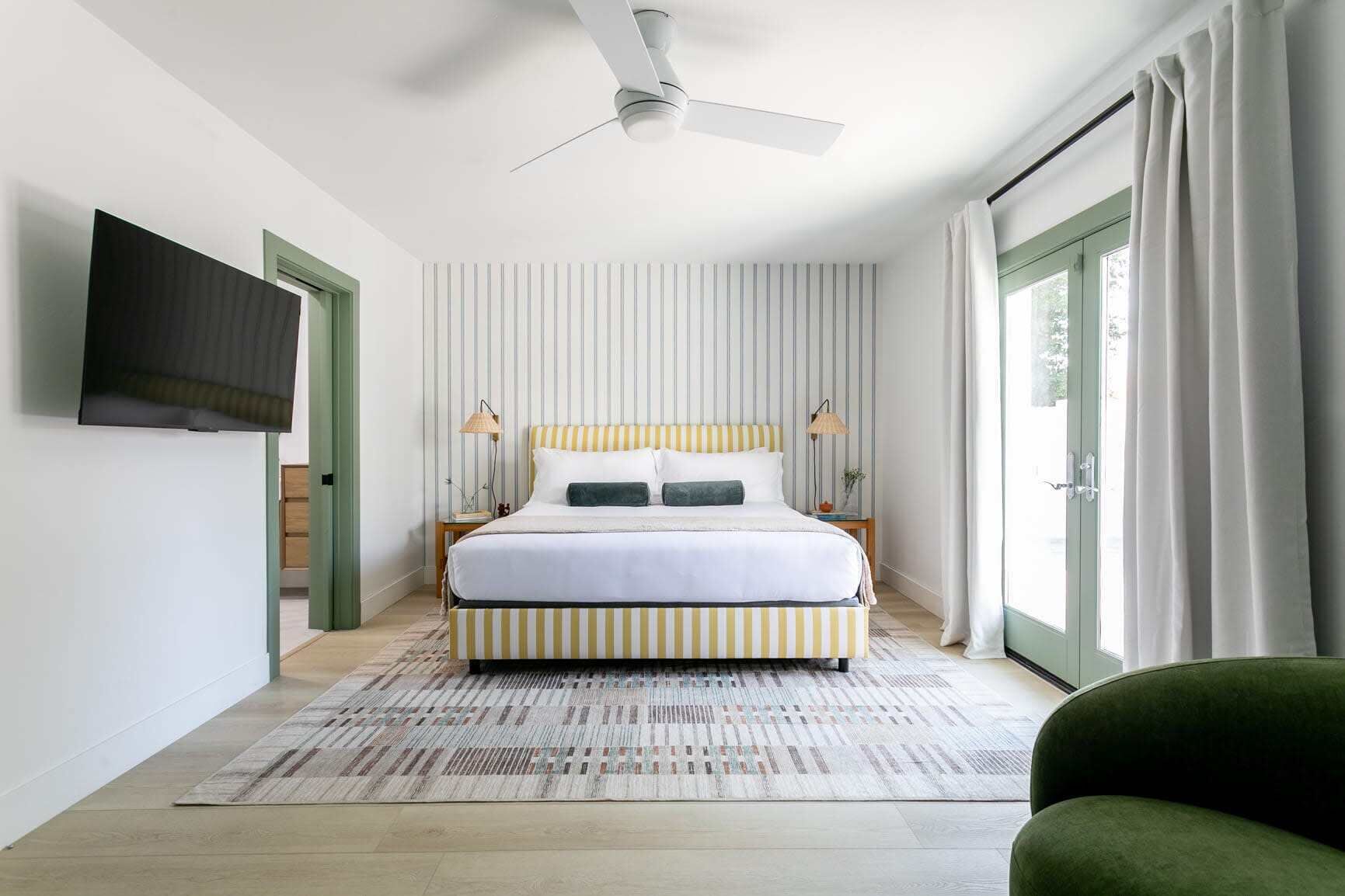 5 Schlafzimmer, Schreibtisch, Bügeleisen/Bügelbrett, Reisekinderbett