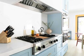 Fridge, microwave, oven, stovetop - Fun Stylish Scottsdale Retreat | Pool, Paint & Sip (Scottsdale)