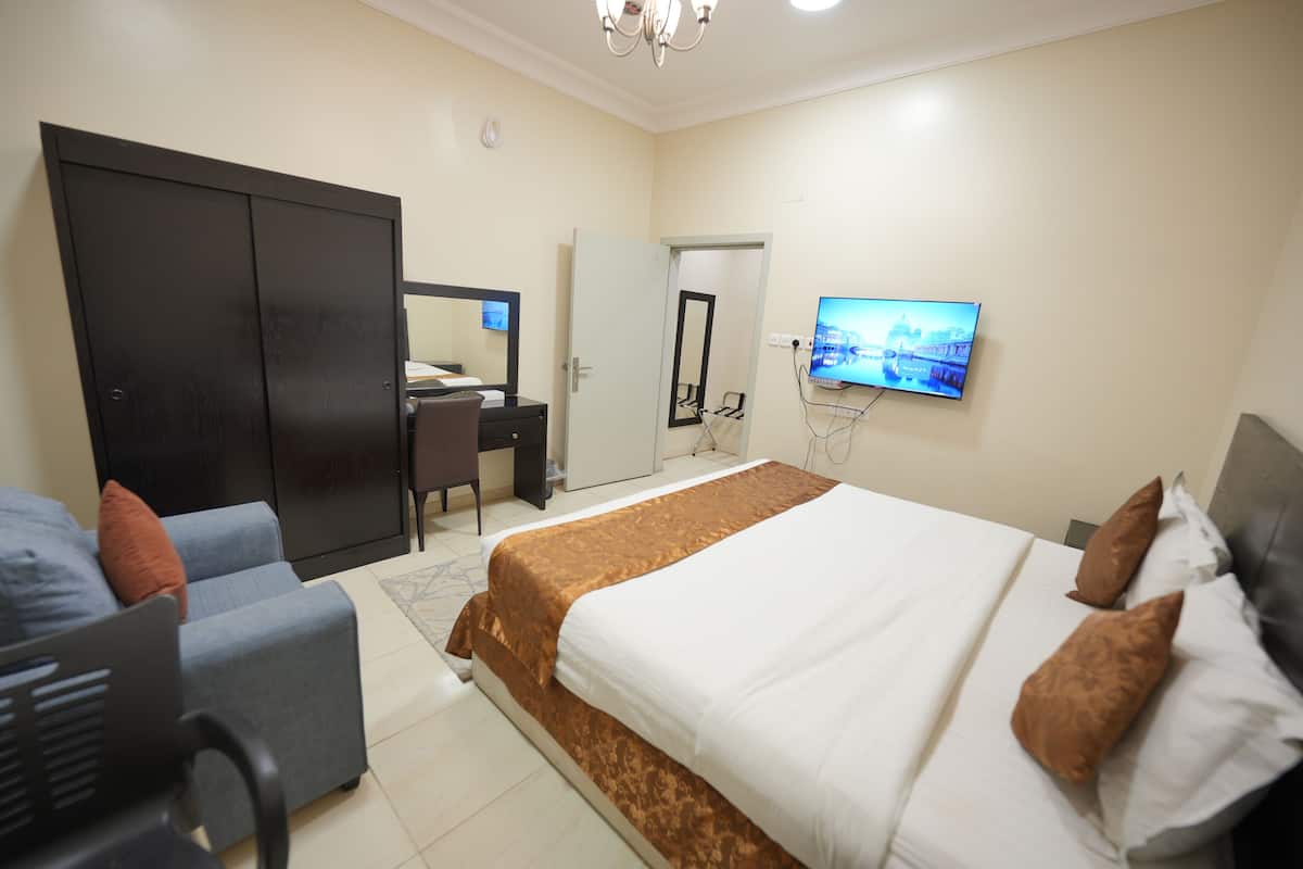 Double Room | 1 bedroom, blackout drapes, iron/ironing board, free WiFi