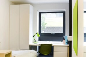 Blackout drapes, free WiFi - Studios and Ensuites at St James Point in Newcastle (Newcastle-upon-Tyne)