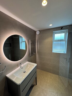 Douche, séchoir à cheveux, serviettes fournies, savon