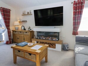 Cabin | Living area | Fireplace - Lakeland Lodge- 3bed-2 Bath- Private Patio (Carnforth)