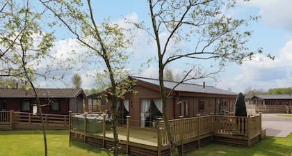 Lakeland Lodge- 3bed-2 Bath- Private Patio