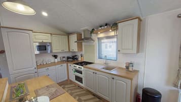 Cabin | Private kitchen | Fridge, microwave, oven, stovetop