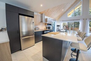 雪櫃、微波爐、焗爐、爐具