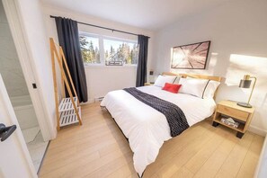 4 bedrooms, iron/ironing board, WiFi, bed sheets