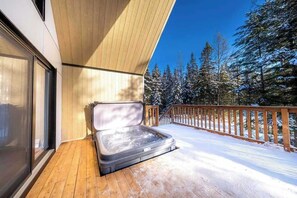 Terrace/patio - Spa - Pool table | Great Comfort | Chalet Le Mysa (Shannon)