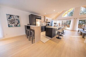 Fridge, microwave, oven, stovetop - Spa - Pool table | Great Comfort | Chalet Le Mysa (Shannon)