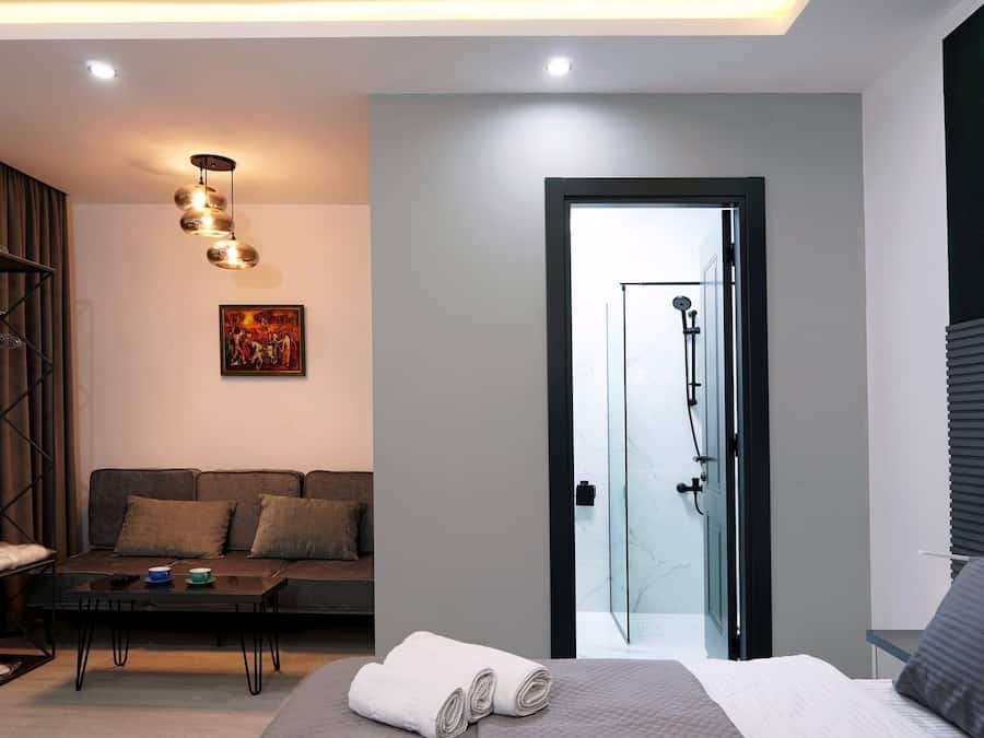 Espacio para trabajar con laptop y tabla de planchar con plancha