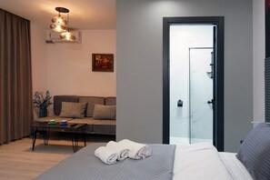 Deluxe Room, Garden View | Laptop workspace, iron/ironing board, free WiFi - Hotel Varla (Kutaisi)