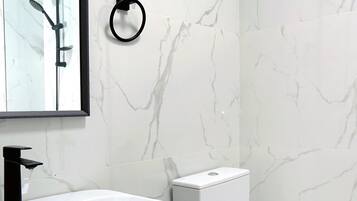 Ducha, artículos de tocador gratuitos, secador de pelo, batas