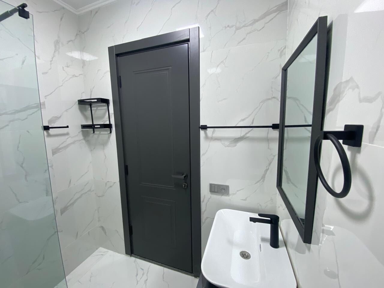 Habitación Deluxe, vistas al jardín | Baño | Ducha, artículos de higiene personal gratuitos y secador de pelo