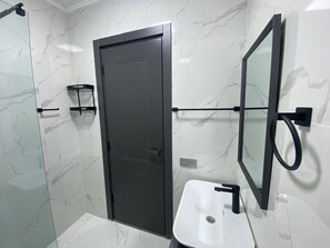 Deluxe Room, Garden View | Bathroom | Shower, free toiletries, hair dryer, bathrobes - Hotel Varla (Kutaisi)