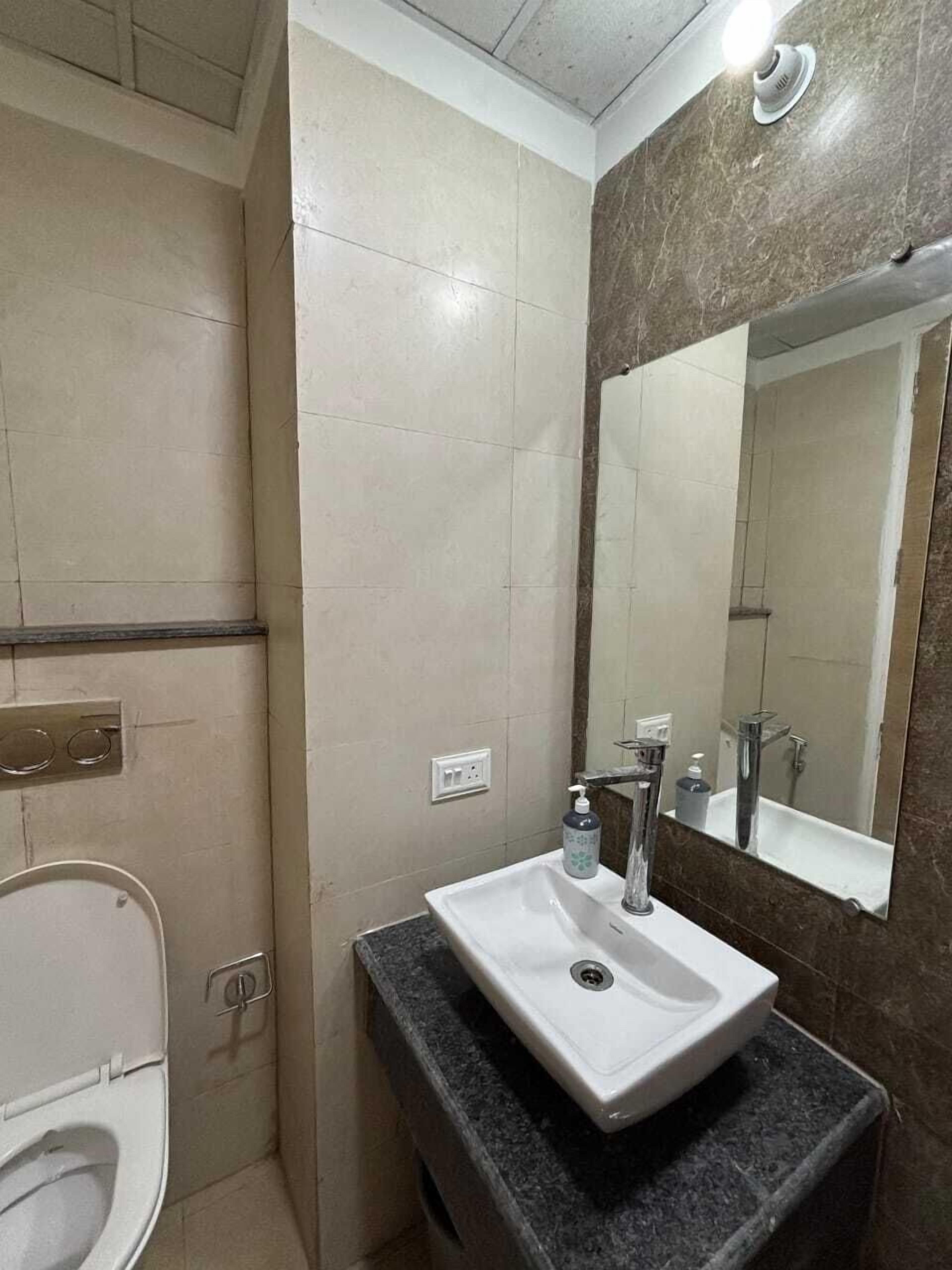 Luxury Suite, City View | Bathroom | Slippers