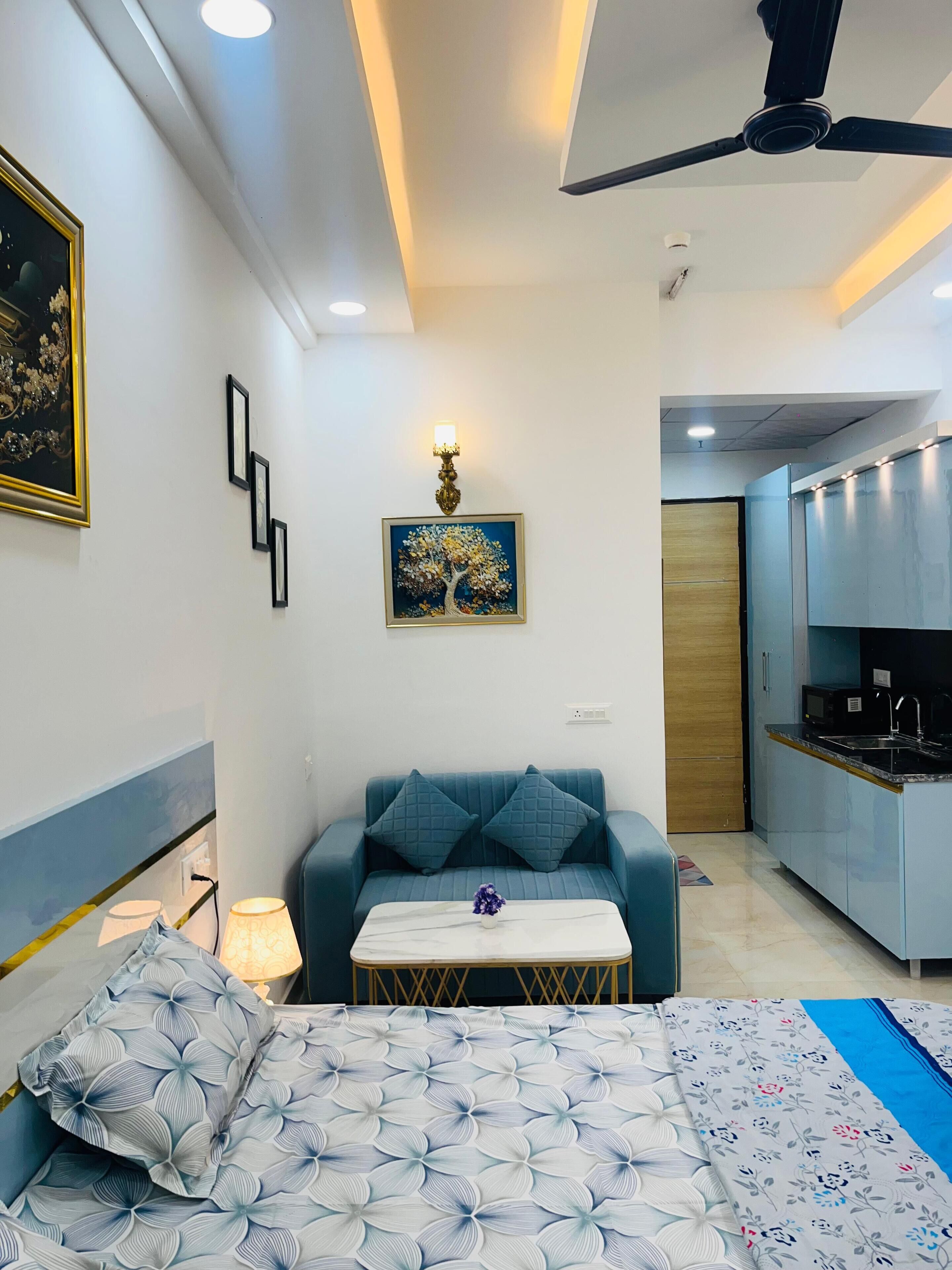 Luxury Suite, City View | Living area