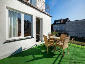 A modern house with a balcony, large windows, and a green artificial lawn. - Comfortable Holiday Studio, Breakfast Included (Rewal)
