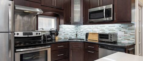 Kühlschrank, Mikrowelle, Herdplatte, Geschirrspüler