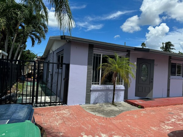 Exterior - Spacious 4-bedroom house in beautiful Miami with AC, WiFi (Miami)