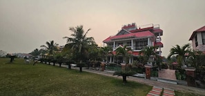 Vista frontal de la propiedad