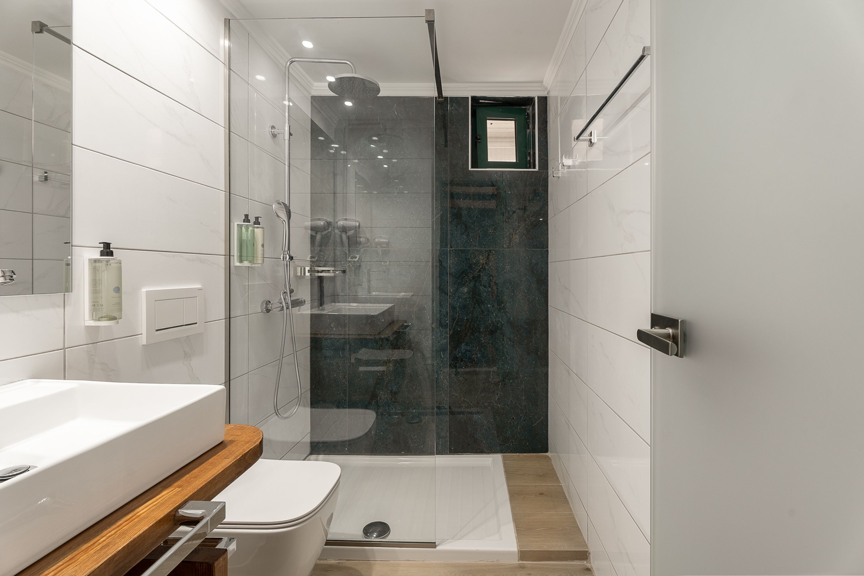 House, Smoking | Bathroom | Free toiletries