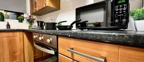 Kühlschrank, Mikrowelle, Ofen, Herdplatte