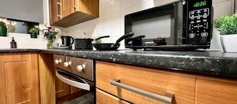 3 bed cosy home parking & wi-fi