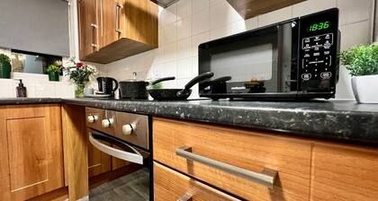 3 bed cosy home parking & wi-fi
