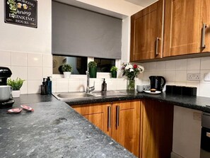 Fridge, microwave, oven, stovetop - 3 bed cosy home parking & wi-fi (Leicester)