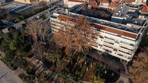 An aerial view of a multi-story building with a parking lot, surrounded by trees and other buildings. - Pied-à-terre (Zadar)