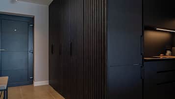 Full-size fridge, oven, stovetop, dishwasher