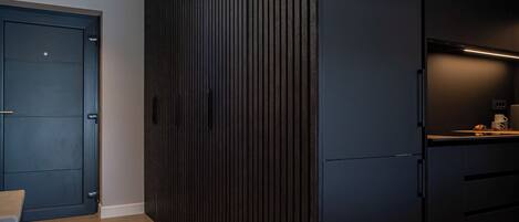 Full-size fridge, oven, stovetop, dishwasher