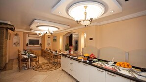 Una cocina amplia con una barra alargada, varias sillas y una zona de comedor.