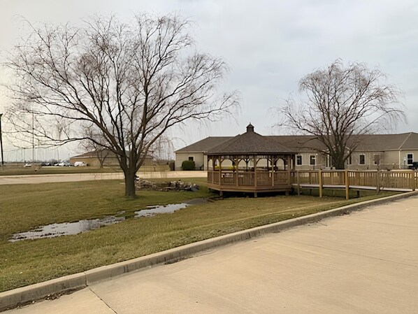Property grounds - Newly Remodeled! B2 - Two Room Suite, King & Queen (Mattoon)