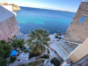 A stone building with a view of the sea. - Seaside neoclassical property in Vaporia Ermoupoli (Ermoupoli)