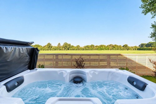 Hamptons Cottage | Hot Tub + Fireplace