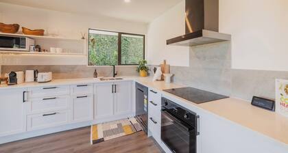 Hamptons Retreat - 1BR with Hot Tub