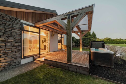 Hamptons Retreat - 1BR with Hot Tub
