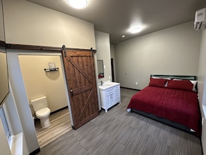 1 soverom, skrivebord, wi-fi (inkludert) og sengetøy