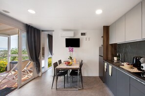 Refrigerador, microondas, parrilla de estufa y cafetera y tetera 
