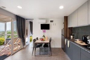 Kühlschrank, Mikrowelle, Herdplatte, Wasserkocher mit Kaffee-/Teezubehör