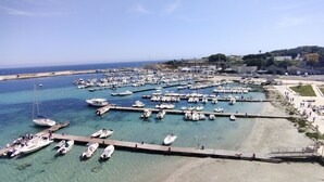 A marina with numerous boats docked, a sandy beach, and a clear view of the sea. - Cozy little house Otranto Baia dei Turchi - pet friendly. 7 (Puglia)