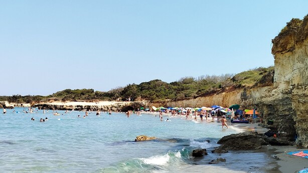 A beach with clear water, sandy shore, and rocky cliffs. - Cozy little house Otranto Baia dei Turchi - pet friendly. 7 (Puglia)