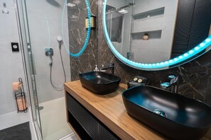 Apartment, Patio, Courtyard View | Bathroom | Shower, hair dryer, towels, soap