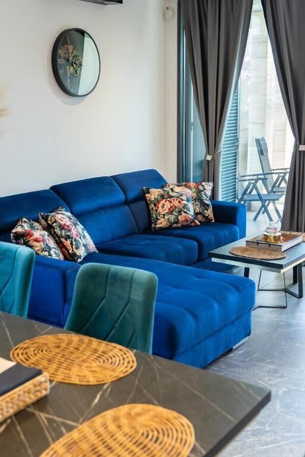 Apartment, Terrasse, Blick auf den Innenhof | Wohnbereich