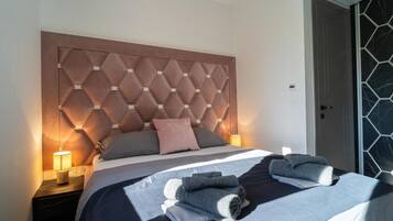 Apartment, Terrasse, Blick auf den Innenhof | 3 Schlafzimmer, Schreibtisch, laptopgeeigneter Arbeitsplatz